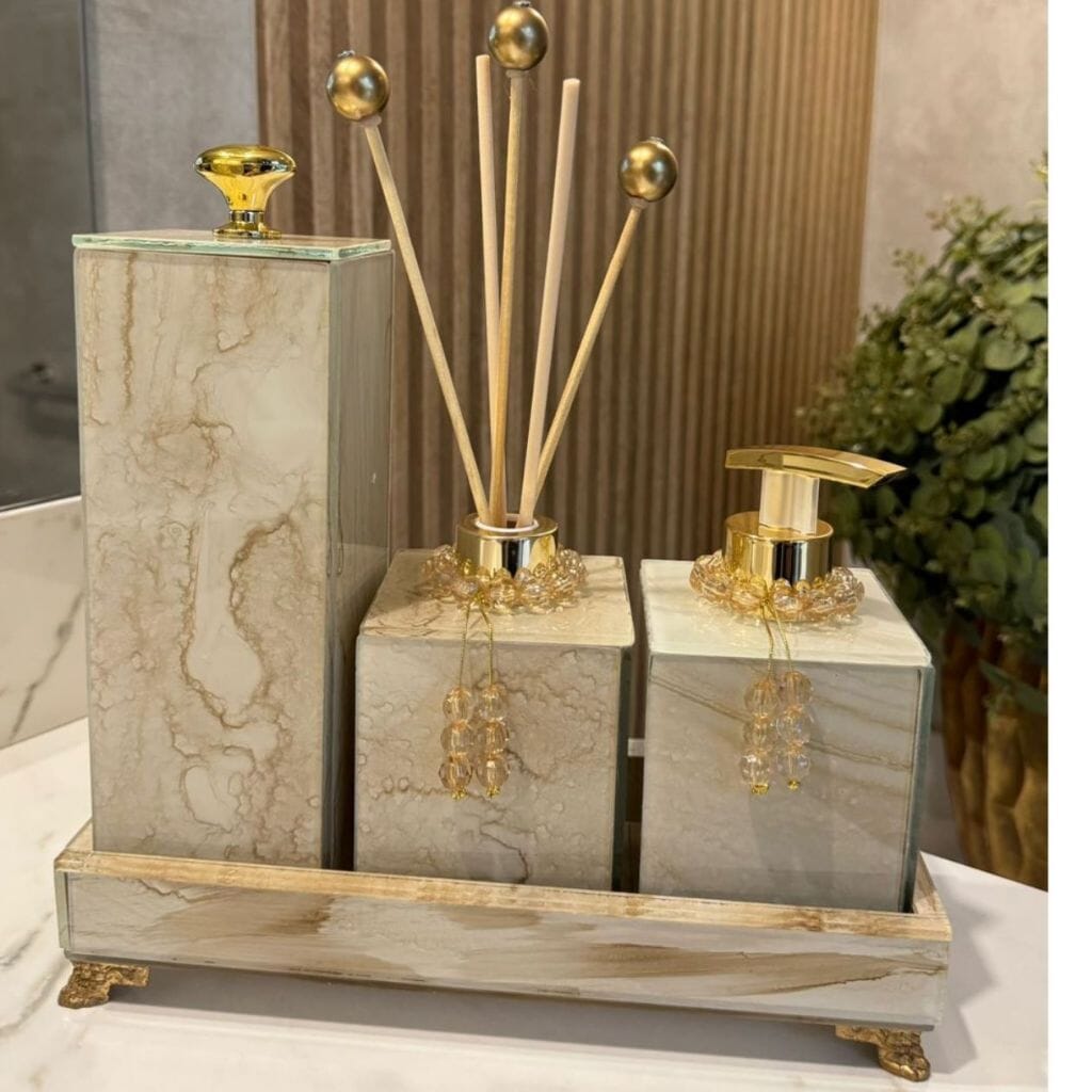 Kit Lavabo Mármore Fior com Porta Escova Grande Kit Lavabo Mármore Fior com Porta Escova Grande e Decoração Completa Bandeja 25x10 Artificio Lar