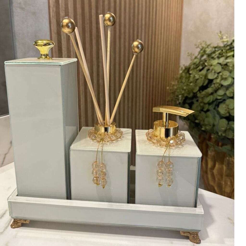 Kit Lavabo Mármore Fior com Porta Escova Grande Kit Lavabo Mármore Fior com Porta Escova Grande e Decoração Completa Bandeja 25x10 Artificio Lar Branco Dourado A pronta entrega