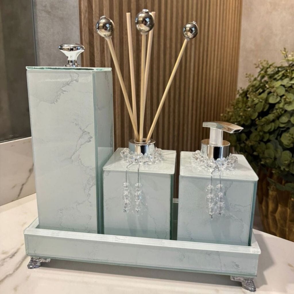 Kit Lavabo Mármore Fior com Porta Escova Grande Kit Lavabo Mármore Fior com Porta Escova Grande e Decoração Completa Bandeja 25x10 Artificio Lar Branco Prata A pronta entrega