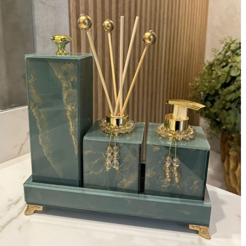 Kit Lavabo Mármore Fior com Porta Escova Grande Kit Lavabo Mármore Fior com Porta Escova Grande e Decoração Completa Bandeja 25x10 Artificio Lar Verde Dourado A pronta entrega