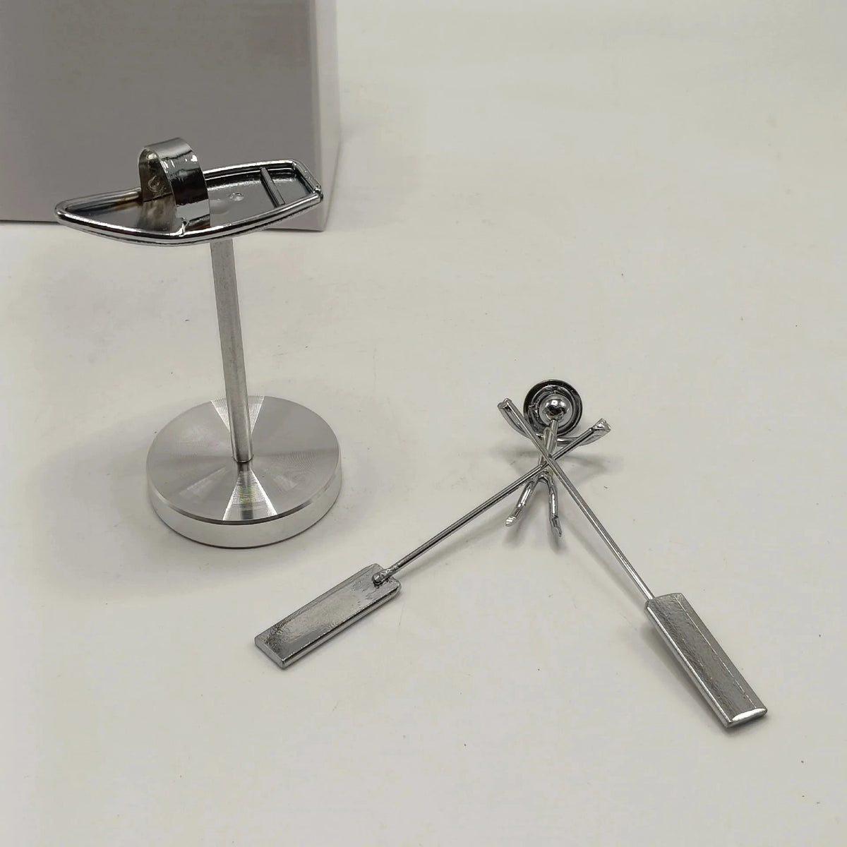 Escultura Cinética de Mesa Pescador Balanceador Equilux Escultura Cinética de Mesa Artificio Lar