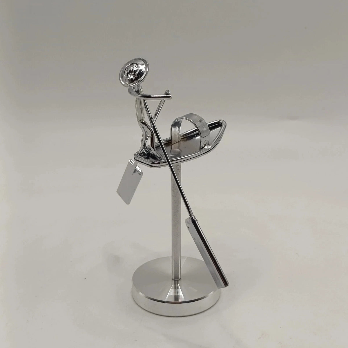 Escultura Cinética de Mesa Pescador Balanceador Equilux Escultura Cinética de Mesa Artificio Lar