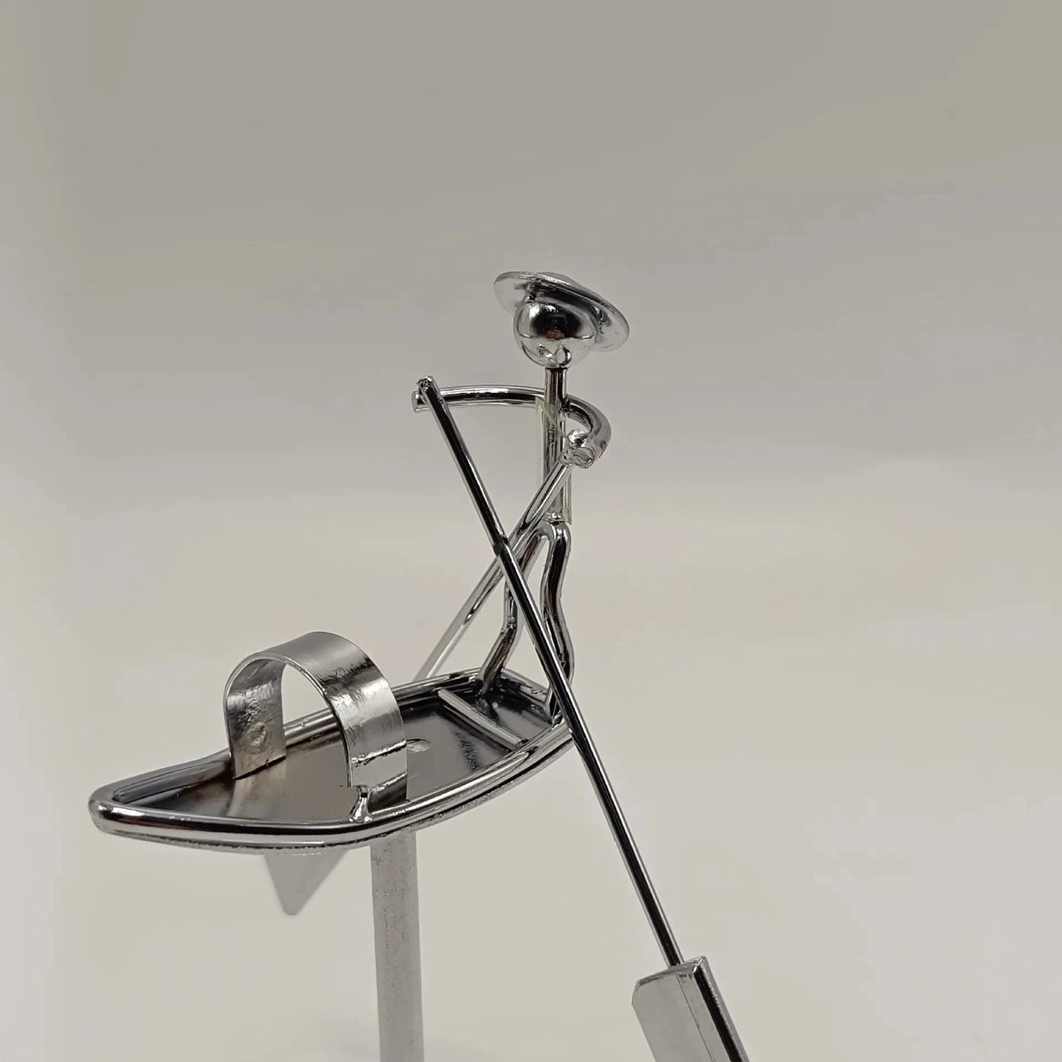 Escultura Cinética de Mesa Pescador Balanceador Equilux Escultura Cinética de Mesa Artificio Lar 