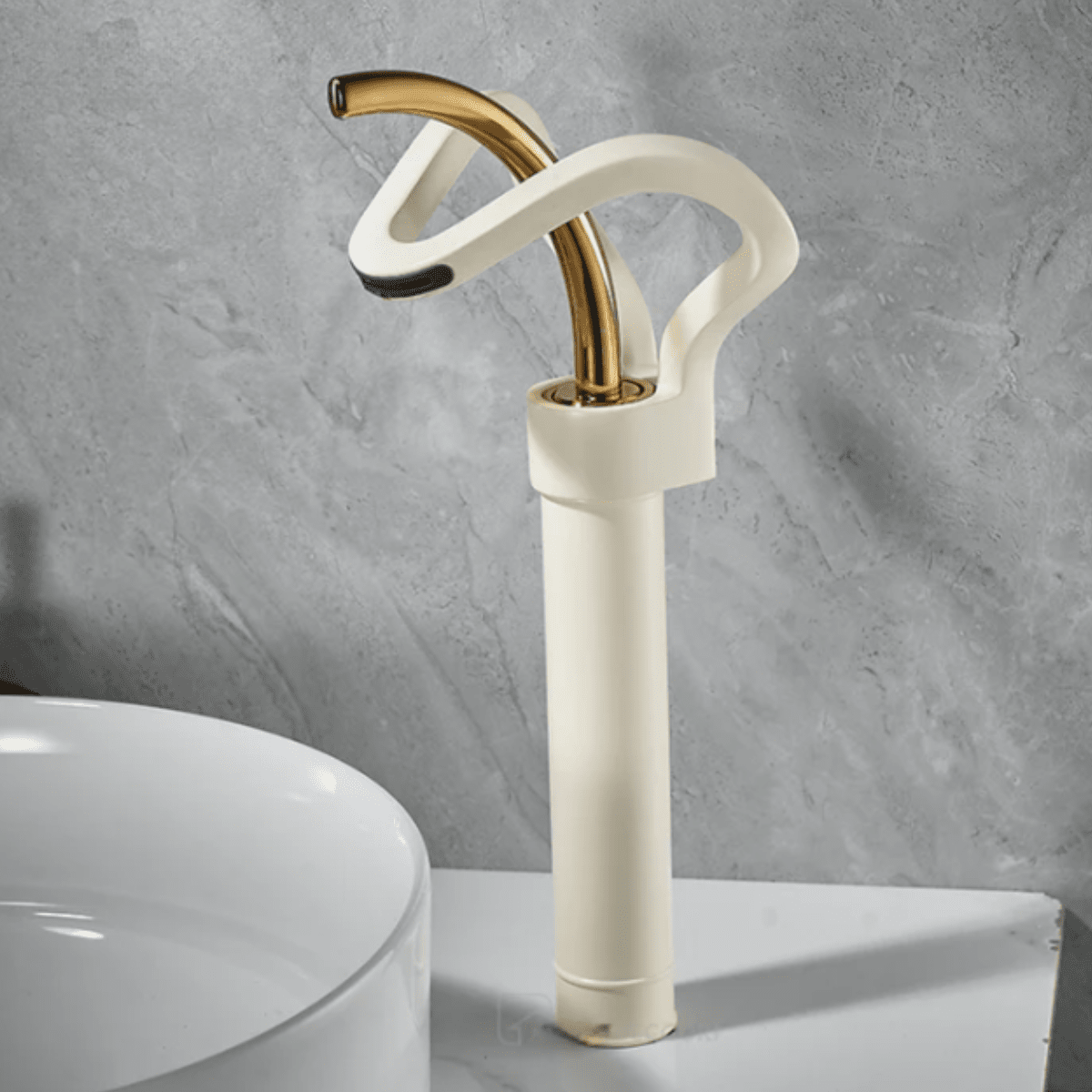 Torneira Monocomando Banheiro Cascata Elegancy Torneira Monocomando Banheiro Cascata Elegancy Artificio Lar Branco-Dourado/Alta 