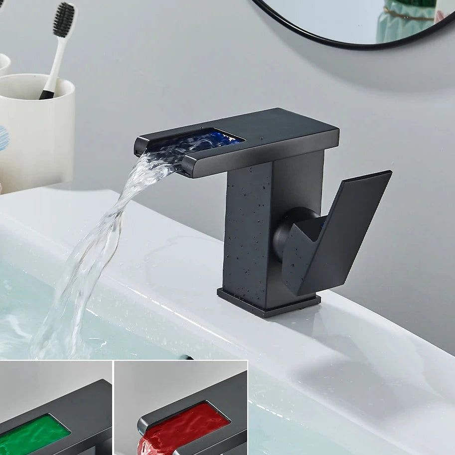 Torneira Para Banheiro Casacata LED Monocomando Meet Torneira Para Banheiro Casacata LED Monocomando Meet Artificio Lar Preto Pequeno 