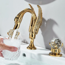 Torneira Para Banheiro de Bancada Cisne Globy Torneira Para Banheiro de Bancada Cisne Premium Artificio Lar Dourado 