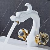 Torneira Para Banheiro de Bancada Dragon Luxury Torneira Para Banheiro de Bancada Dragon Luxury Artificio Lar Branco e Dourado Curto 